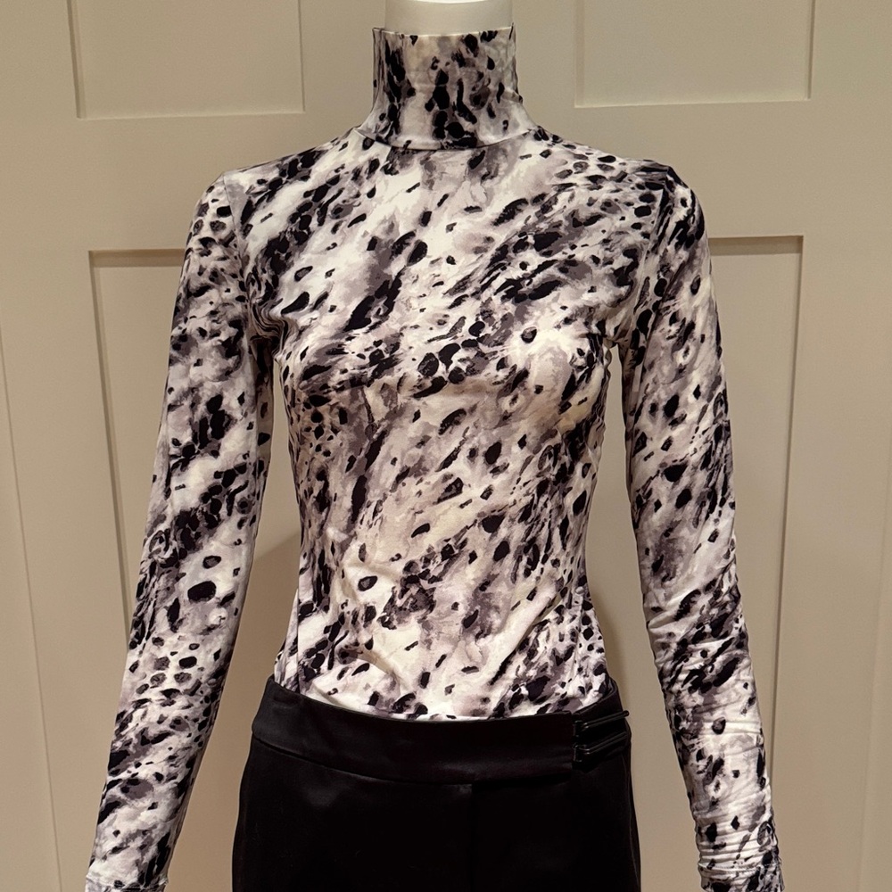 ST. JOHN LIGHTWEIGHT KNIT HIGH NECK TOP IN NYLON SPANDEX BLEND SIZE P